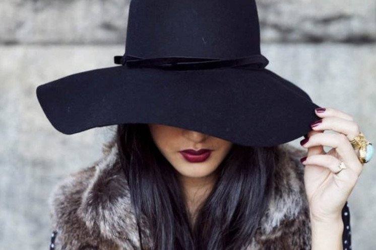 Красивая девушка в огромной темной шапке