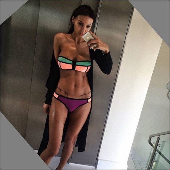 Красивая девушка в откровенном костюмчике на фото