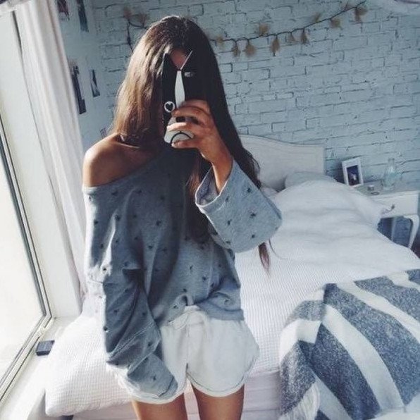 Красивая девушка в пижаме на улице на фото