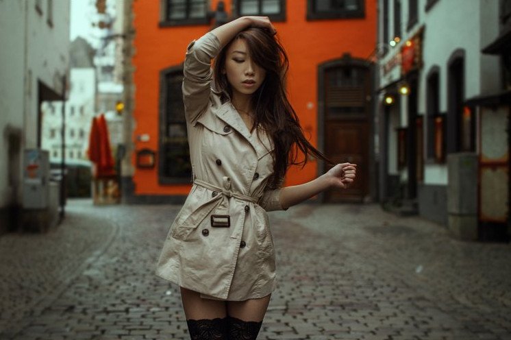 Красивая девушка в плаще и чулках