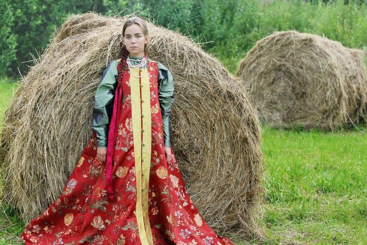 Красивая девушка в российском наряде