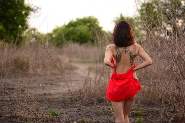 Красивая девушка в сарафане сзаду