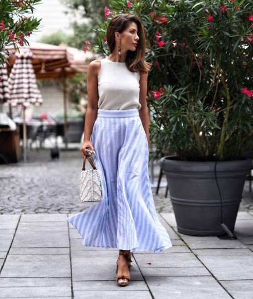 Красивая девушка в шифоновой юбке на фото