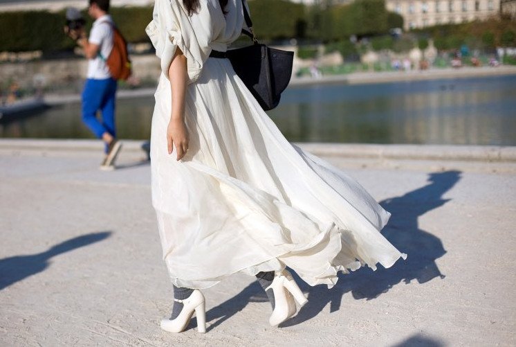 Красивая девушка в шифоновом красивое платье