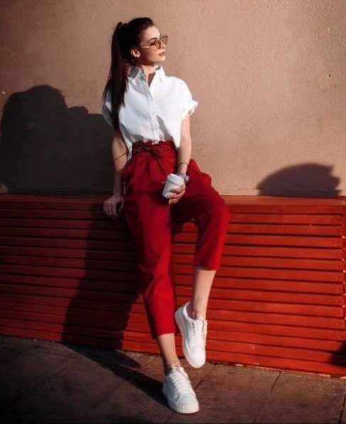 Красивая девушка в штанах и белоснежной рубахе