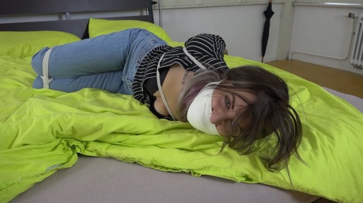 Красивая девушка в спальнике на фото