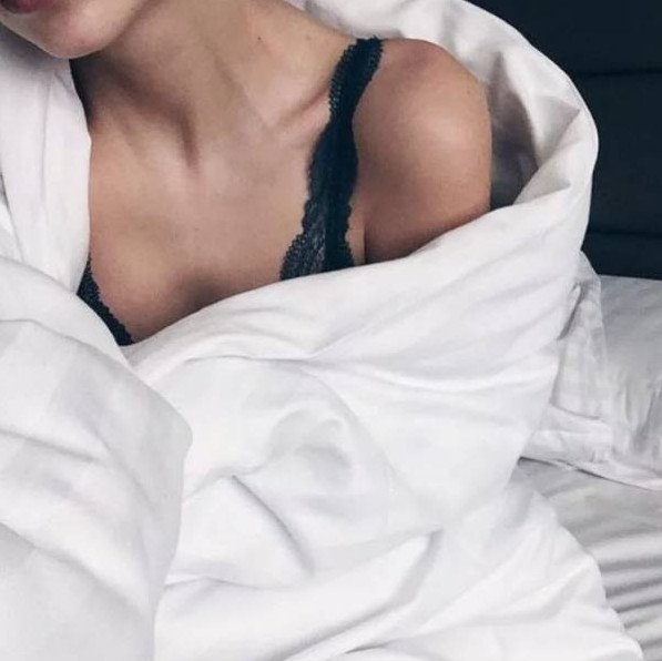 Красивая девушка в темной пижаме на фото