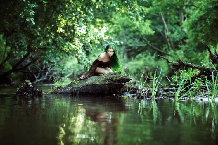 Красивая девушка в трясине на фото