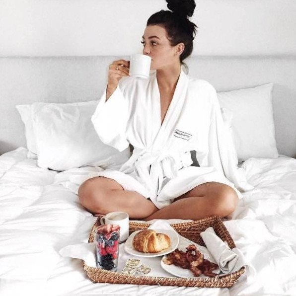 Красивая девушка в узком халатике на фото