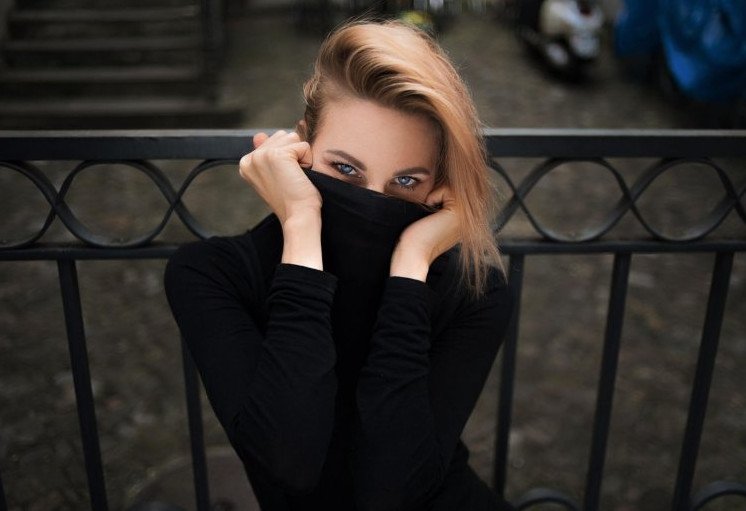 Красивая девушка в воротнике