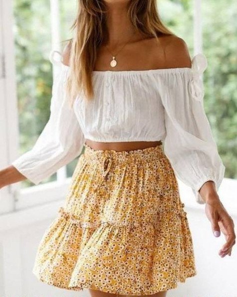 Красивая девушка в зеркальной юбке