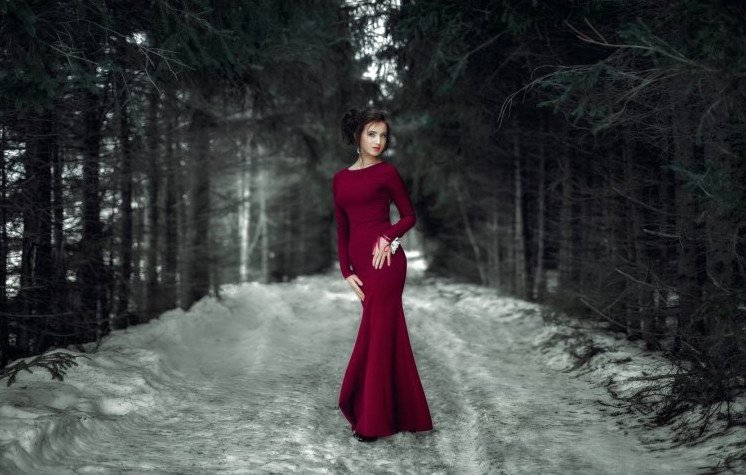 Красивая девушка в зимнюю пору в красноватом красивое платье на фото