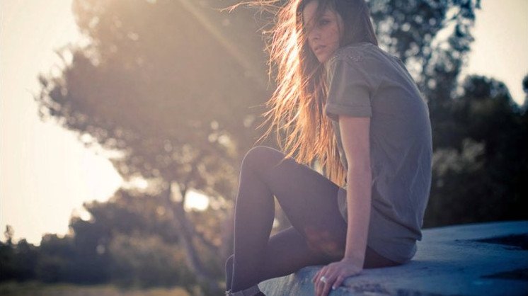 Красивая девушка вдалеке