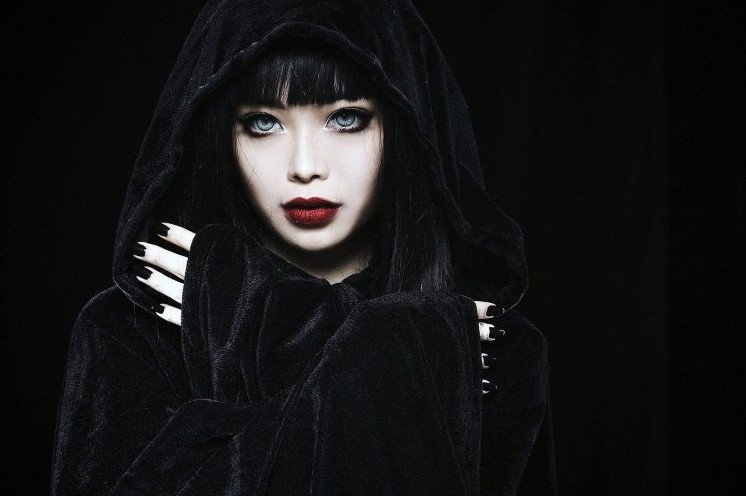 Красивая девушка вся в черном на фото