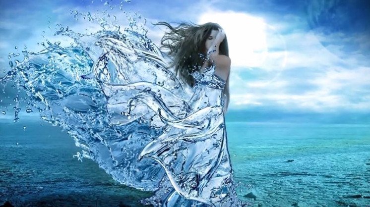 Красивая девушка выходящая из воды