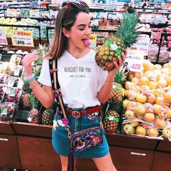 Красивая девушка за прилавком на фото