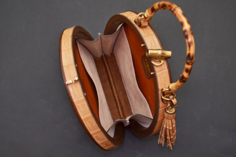 Красивые девушки и Аксессуары из дерева