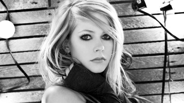 Красивые девушки и Блондинка с черными глазами