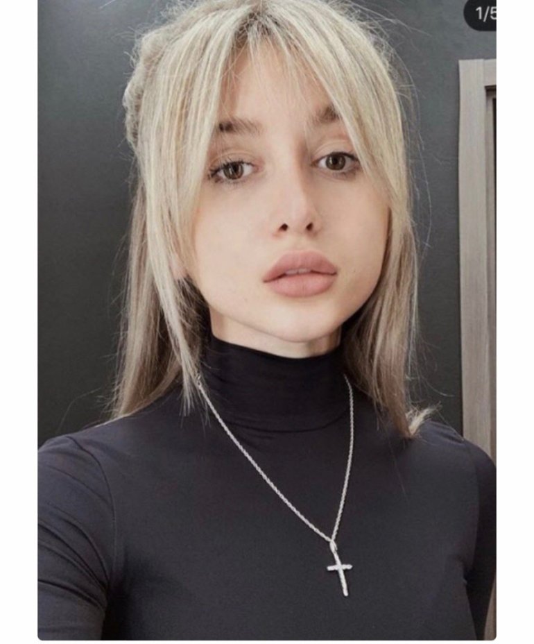 Красивые девушки и Челка на две стороны