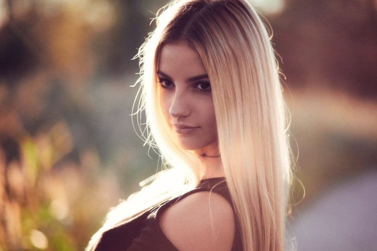 Красивые девушки и Девушка блондинка с карими глазами