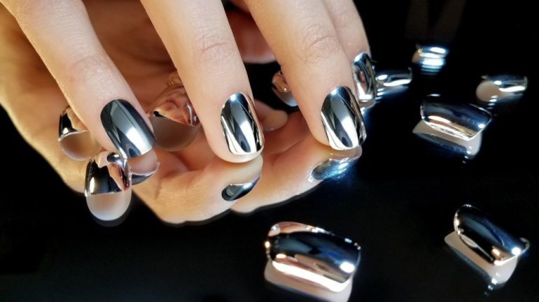 Красивые девушки и Френч металлик