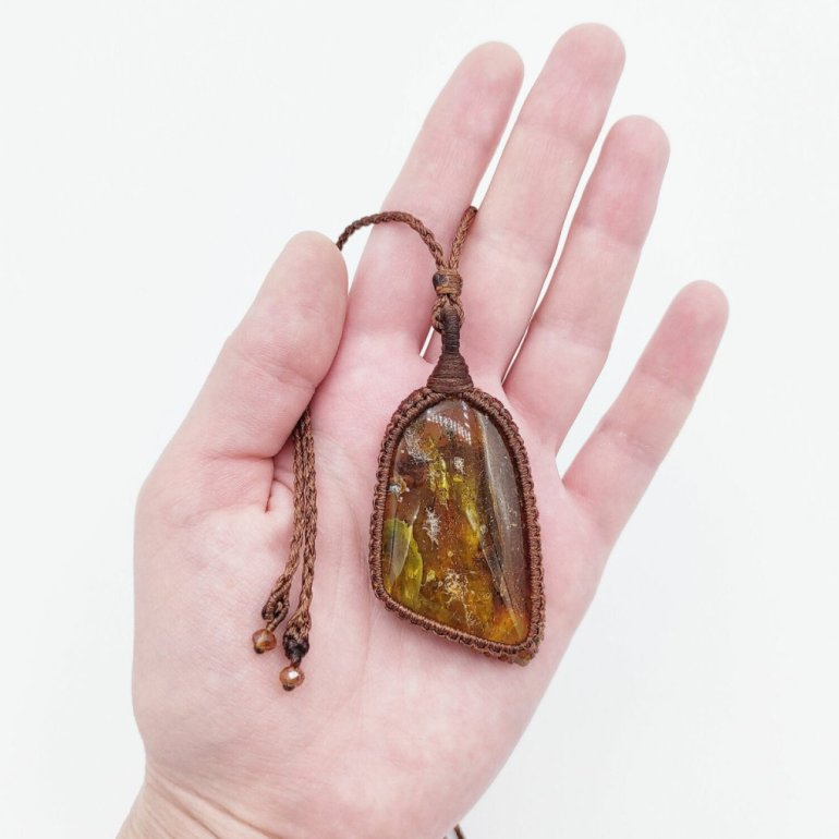 Красивые девушки и Янтарный кулон