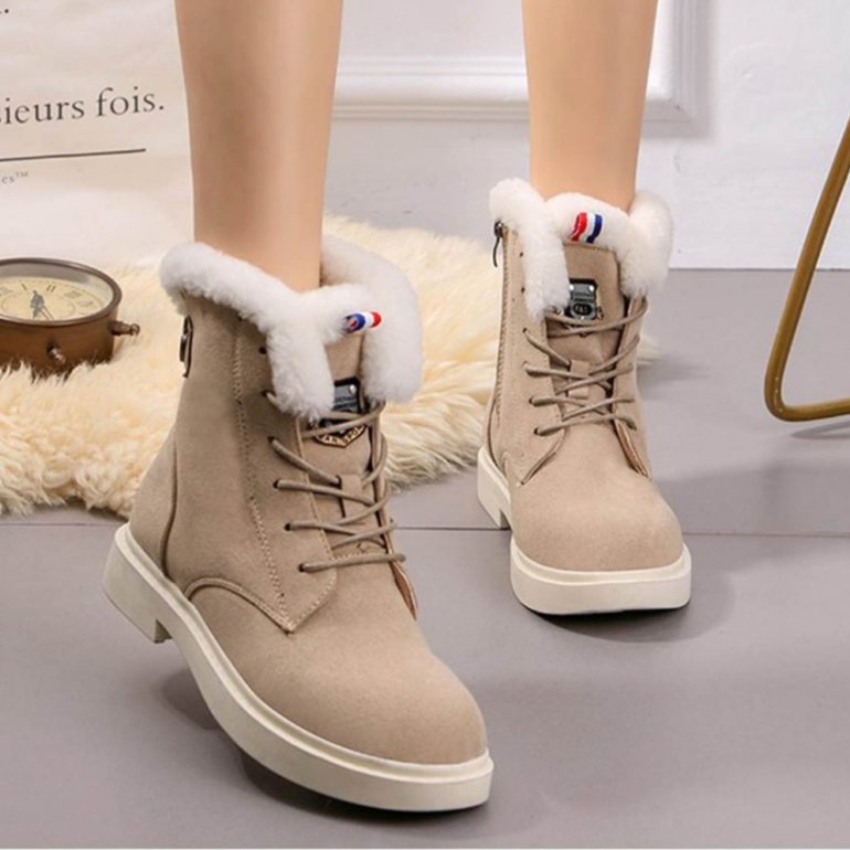Красивые девушки и Молодежные зимние ботинки