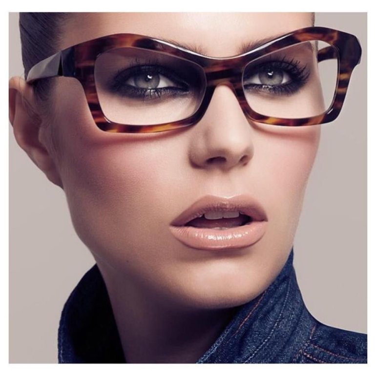 Красивые девушки и Оправа кошачий глаз