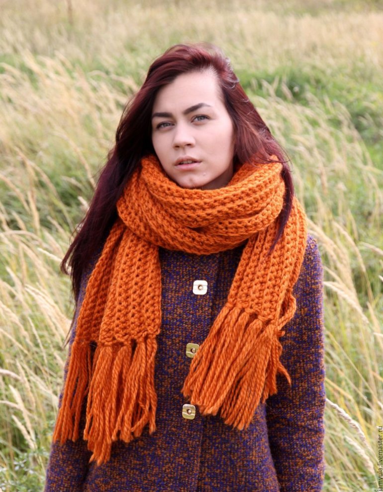 Красивые девушки и Оранжевый вязаный шарф