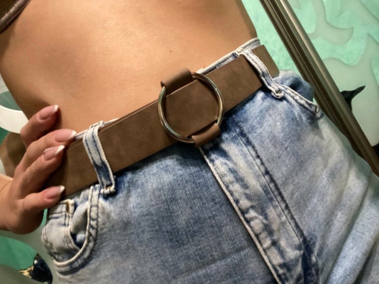 Красивые девушки и Ремень застегнутый