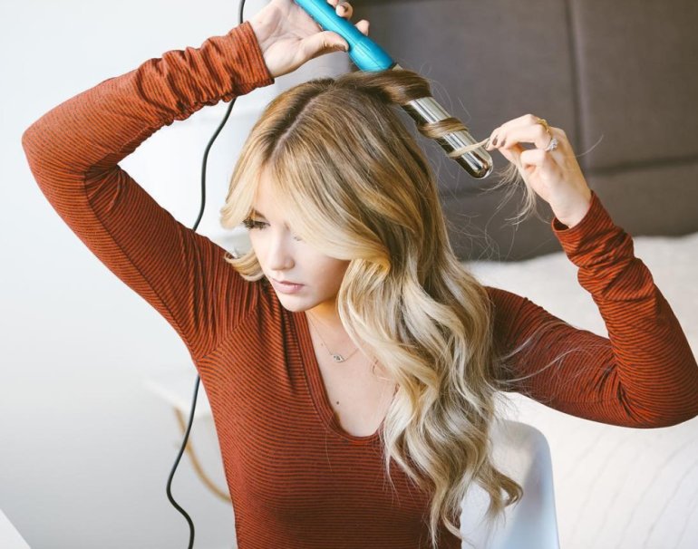 Красивые девушки и Серф локоны на утюжок