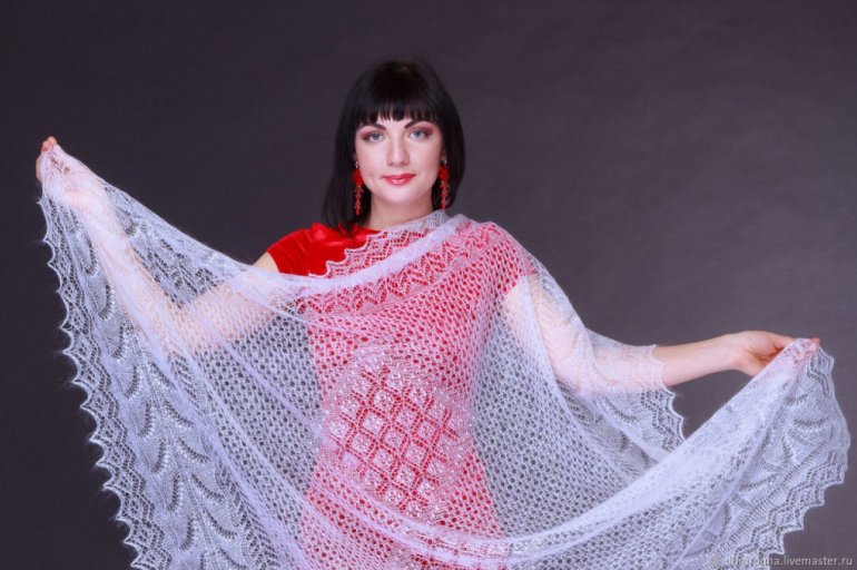 Красивые девушки и Шаль на плечах