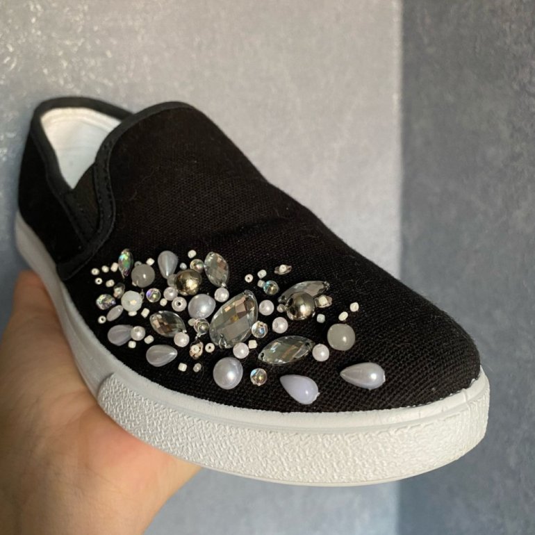 Красивые девушки и Слипоны со стразами женские