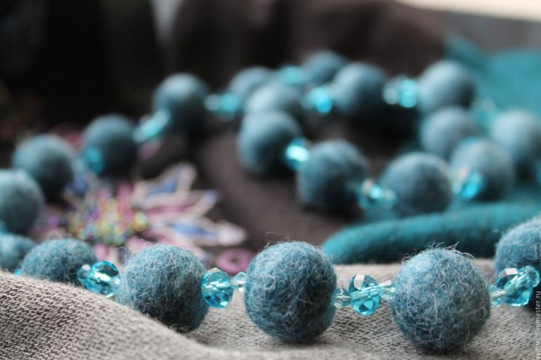 Красивые девушки и Валяные бусы из шерсти