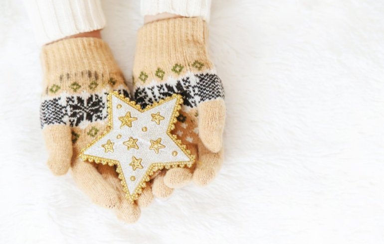 Красивые девушки и Варежки со снежинками