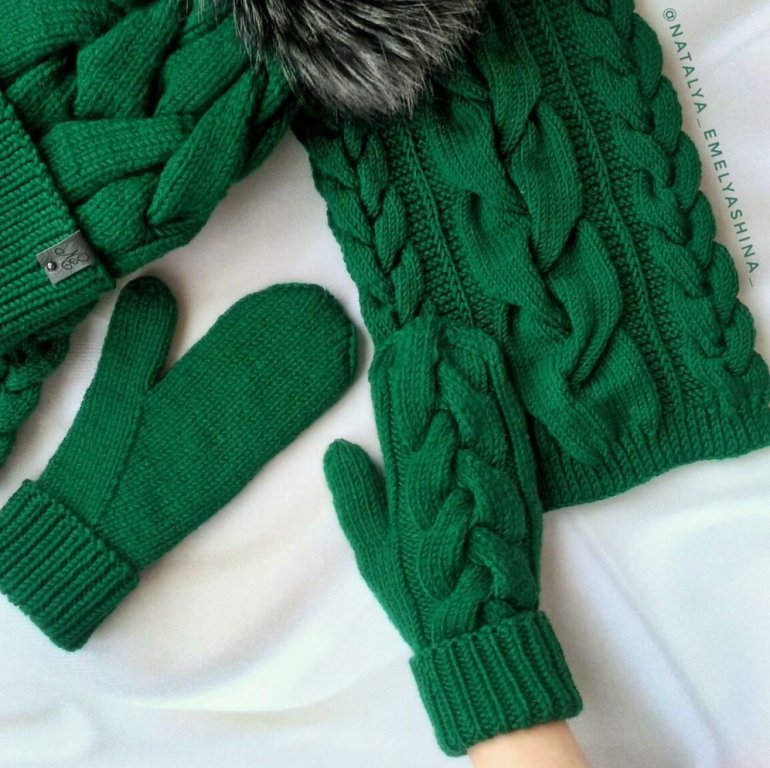 Красивые девушки и Зеленые варежки