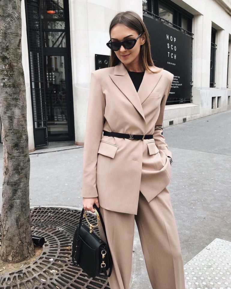 Красивые девушки и Женский деловой образ