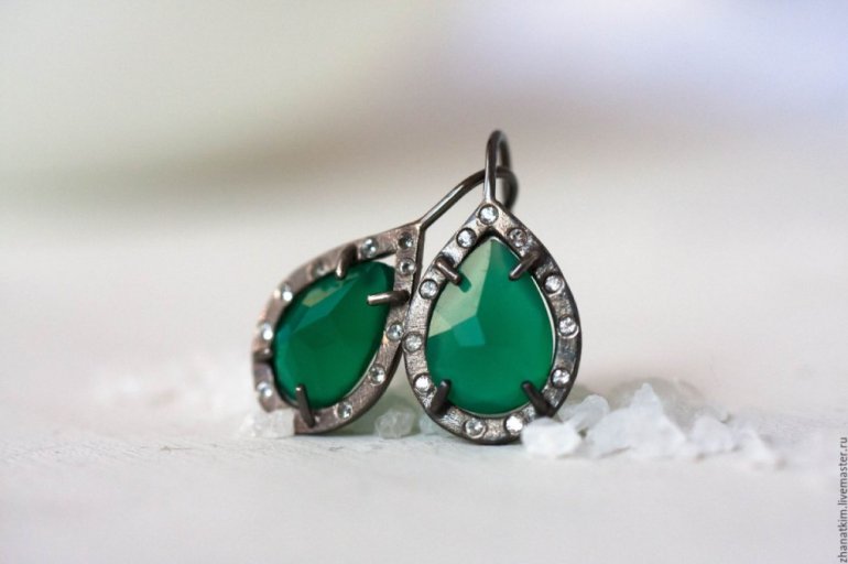 Красивые девушки и Золотые сережки с зеленым камнем