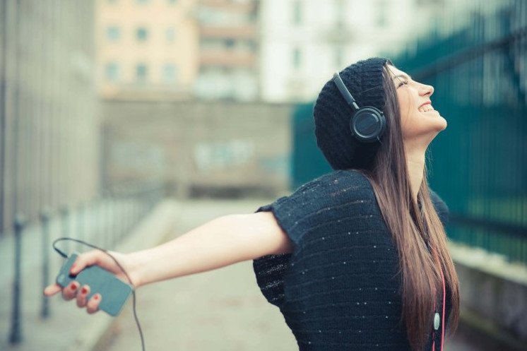 Крутая красивая девушка в наушниках