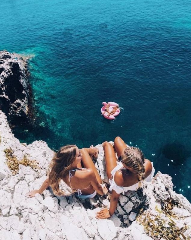 Крутые очаровательные женщины на море на фото