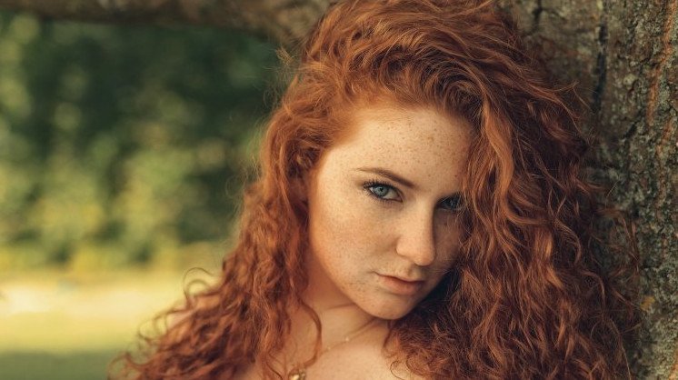 Кучерявая милая красивая девушка