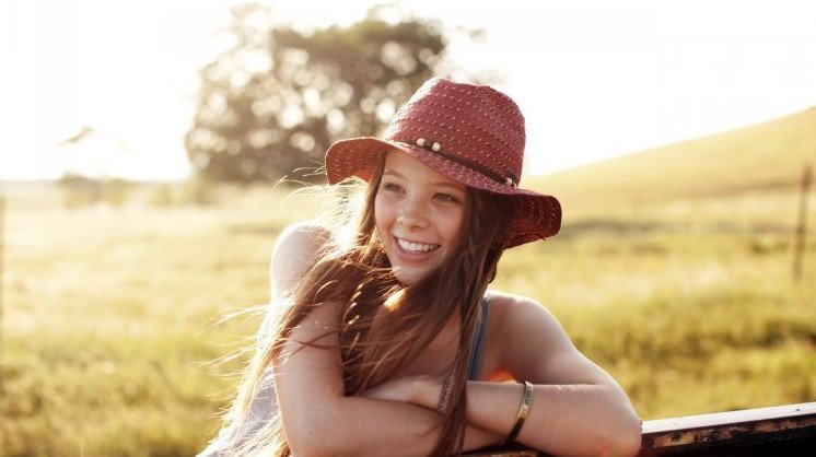 Легкая радостная красивая девушка