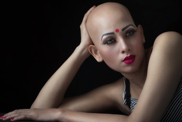 Лысая престижная красивая девушка