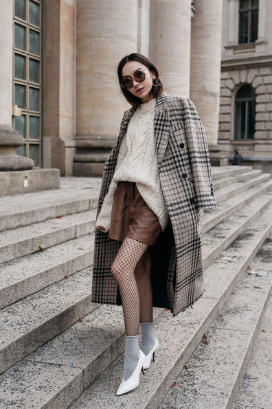 Милые девушки в пальто и колготках