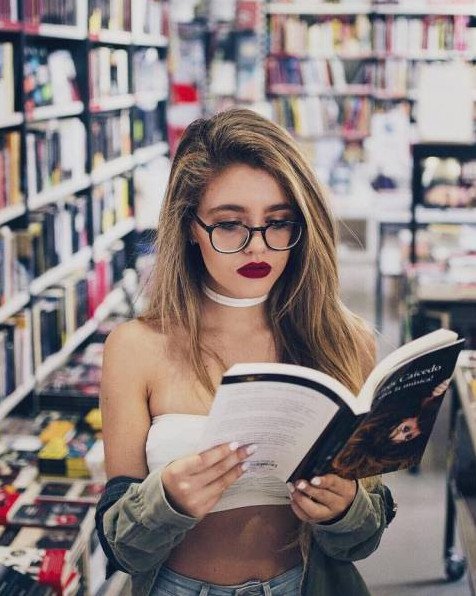 Начитанная красивая девушка на фото