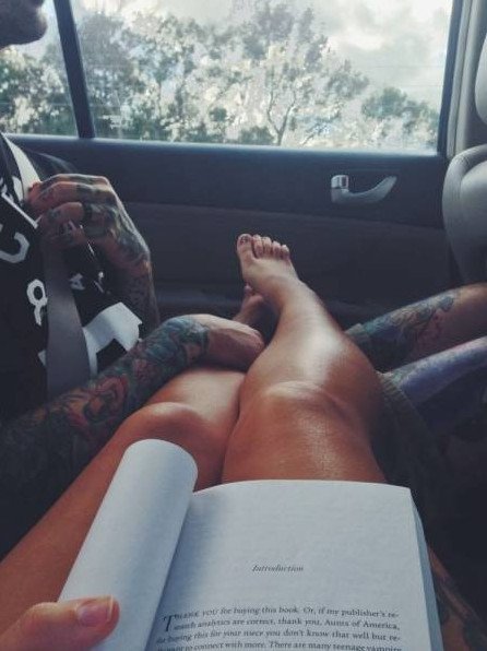 Ноги очаровательные женщины в машине ночкой