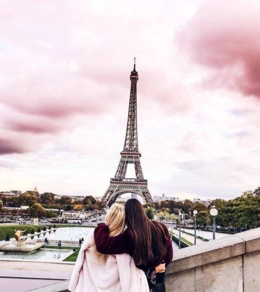 Обои красивая девушка в париже