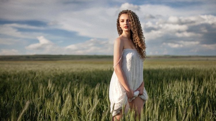 Обои красивая девушка в поле