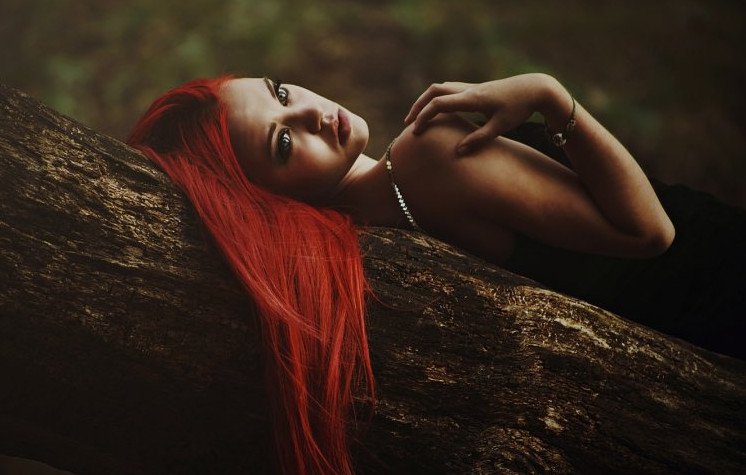 Образ очаровательные женщины с красноватыми волосами на фото