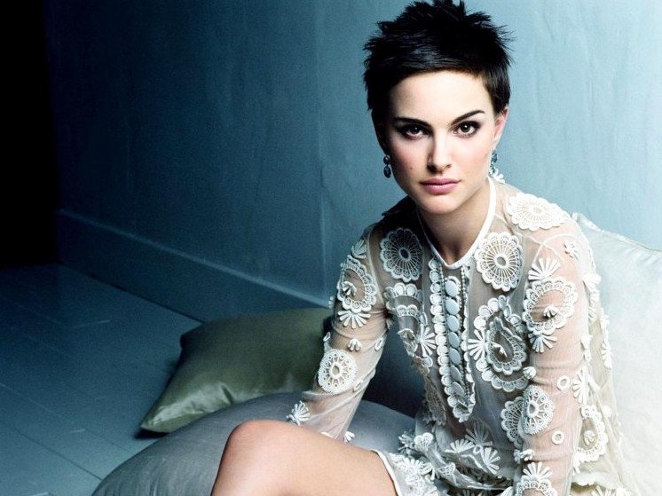 Образ очаровательные женщины с весьма недлинной стрижкой на фото